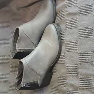 Flat grey and black Ankle boots